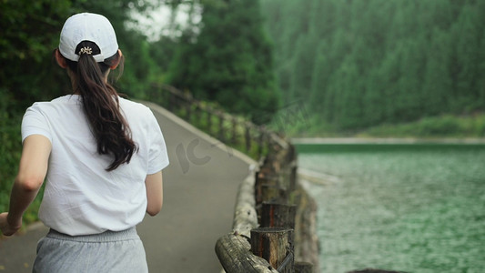 赋能人物摄影照片_朝气美女女生湖边跑步人物背影运动