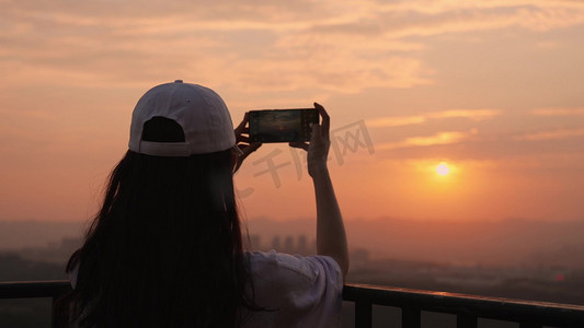 签名拍照背板摄影照片_夕阳下女生手机拍照照相唯美美女背影女性女孩美女