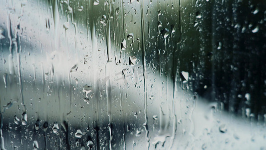 悲伤摄影照片_下雨天玻璃上雨水滑落伤感氛围意境