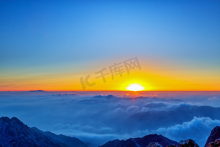 黄山市摄影照片_冬天晨曦太阳天空飘动摄影图配图