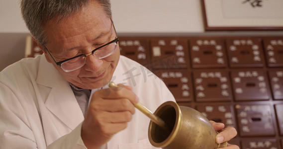 中医药房铜臼杵研磨捣药成粉末