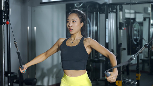 健美女孩拉拽力量胸肌锻炼健身运动