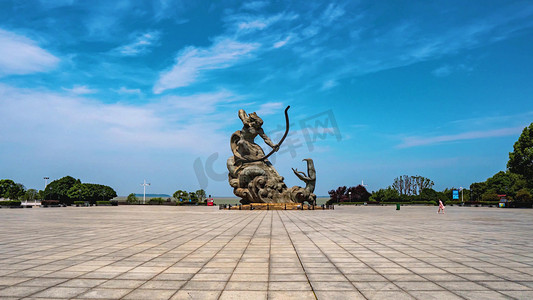城市雕像摄影照片_湖南岳阳楼景区巴陵广场后羿斩巴蛇雕像
