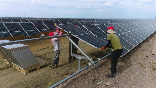 太阳能发电板工人安装航拍