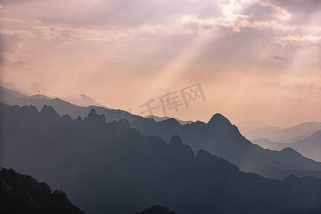 层峦叠嶂的山峰下午山峰牵牛岗佛光摄影图配图