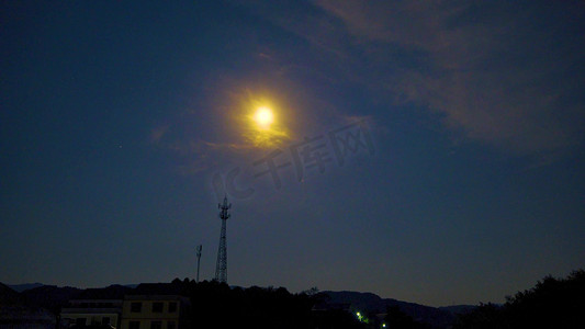 庆中秋迎国庆摄影照片_夜晚月亮在天空升起