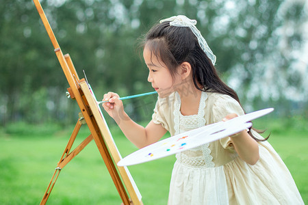 儿童节摄影照片_人物形象夏天小女孩户外画画摄影图配图