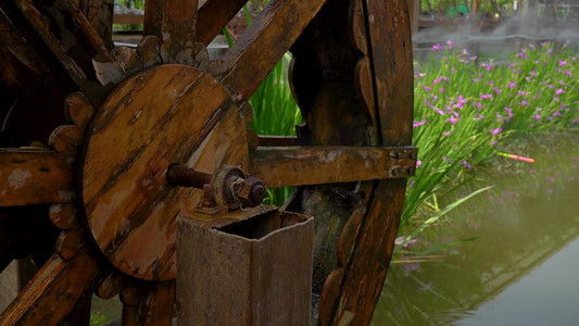 郊外农家乐水渠木头旋转的水车
