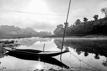 黑白风景早上渔船水边流动摄影图配图