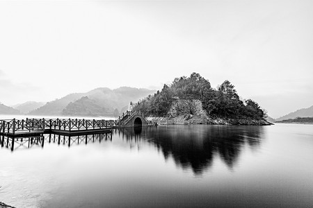 山水墨山摄影照片_水墨风景早上山峰水边流动摄影图配图