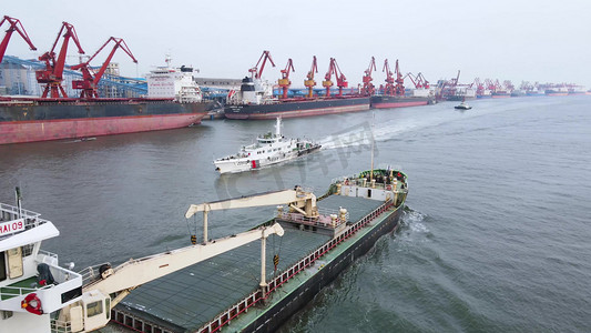 工业轮船行驶在国际远洋物流码头航拍