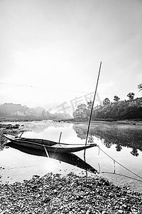 黑白风景天亮渔船水边流动摄影图配图