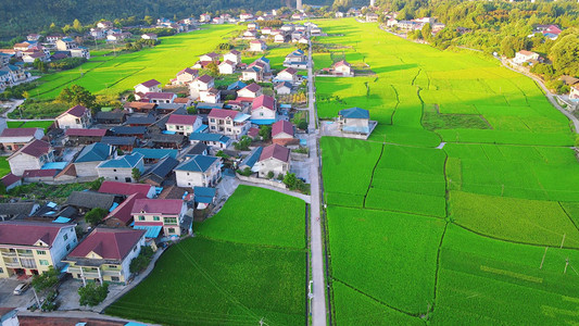 航拍田野中得美丽乡村