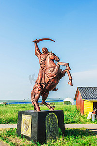 高能英雄摄影照片_人物雕塑白天蒙古勇士呼伦贝尔草原征战摄影图配图