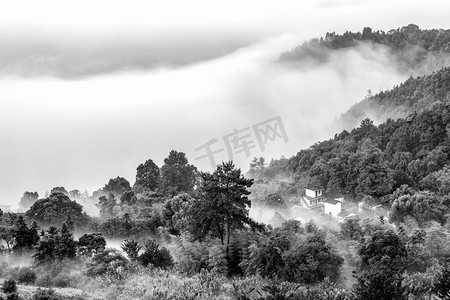 风水墨画摄影照片_国画风上午房屋山区流动摄影图配图