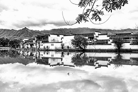 村庄水墨摄影照片_国风上午村庄水边流动摄影图配图
