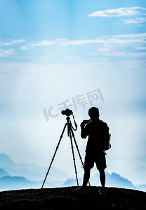 摄影师中午人物山上拍照摄影图配图
