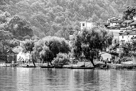 黑白风景白天村庄水边流动摄影图配图