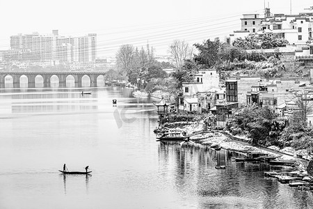 黑白风景白昼渔船水边流动摄影图配图