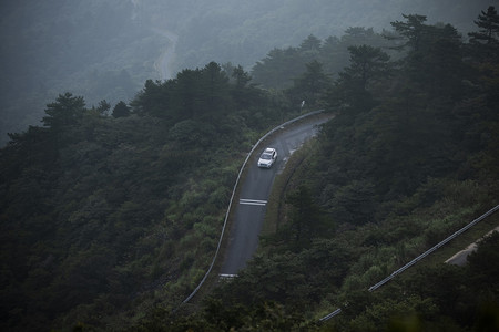 千牛岗盘山公路清晨盘山公路千牛岗开车摄影图配图