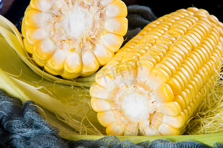 玉米摄影照片_玉米黄色糯玉米水果新鲜助农摄影图配图