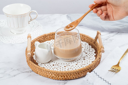 奶茶摄影照片_珍珠奶茶咖啡热可可西式奶茶摄影图配图