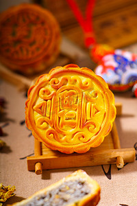 美食中秋节伍仁月饼团圆创意摄影图配图