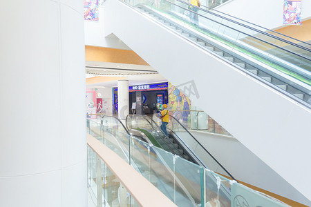 扶梯摄影照片_购物中心全天扶梯商场购物摄影图配图