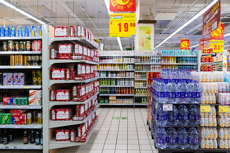 日用品超市摄影照片_大型超市内景下午超市货架超市摄影摄影图配图