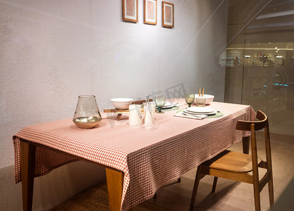 饭桌摄影照片_室内家居餐桌餐具布置摄影图配图