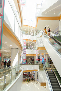 大型商场全天楼梯扶梯商场购物摄影图配图