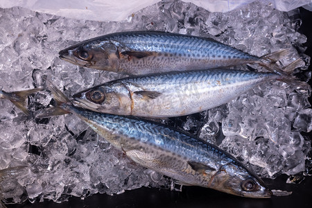 食品超市摄影照片_海产水产冰鲜鱼类食材摄影图配图
