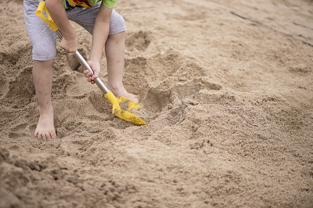 挖沙的小孩下午小孩沙滩无摄影图配图