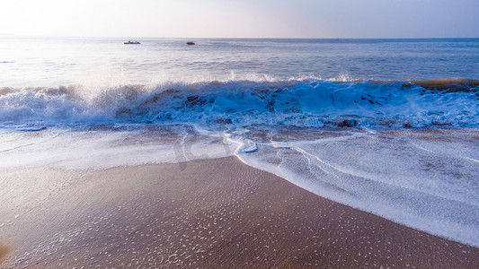 海浪摄影照片_海边白天海浪海边冲浪摄影图配图