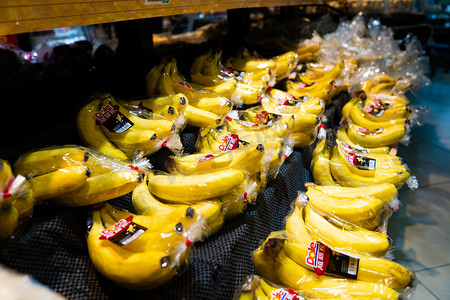 超市水果陈列下午香蕉水果展台超市摄影摄影图配图
