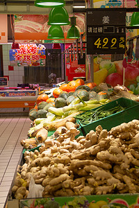 蔬菜超市摄影照片_超市货架全天货架室内购物摄影图配图