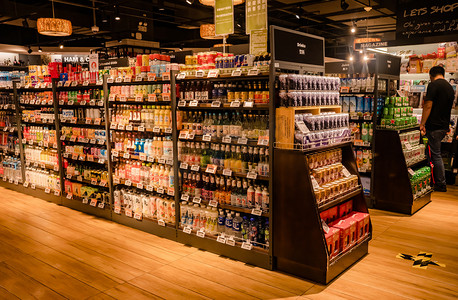 展架摄影照片_超市货架商品零食饮品摄影图配图