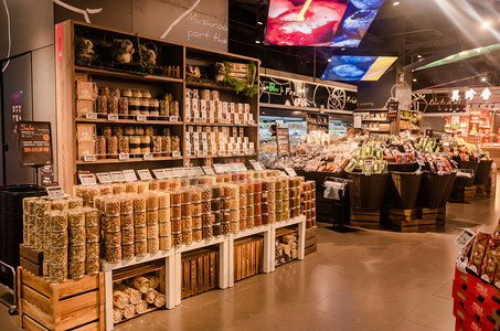日用品超市摄影照片_超市购物商品食材货架摄影图配图