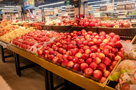 超市生鲜货架摄影照片_水果苹果生鲜超市卖场购物摄影图配图