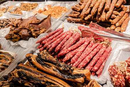 食品超市摄影照片_腊肠腊肉食品腊味干货摄影图配图