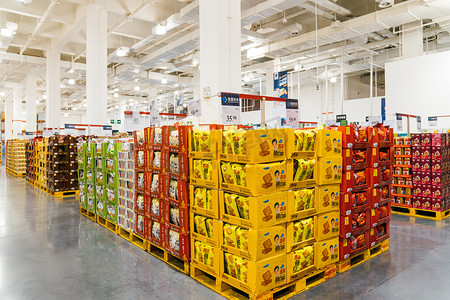 上午摄影照片_大型进口超市上午超市货架超市摄影摄影图配图