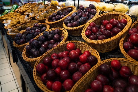 超市水果货架下午精品水果超市摄影摄影图配图