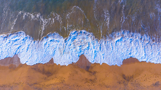 海边白天海浪沙滩海边海浪摄影图配图