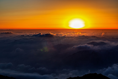 冬日晨曦太阳山区飘动摄影图配图