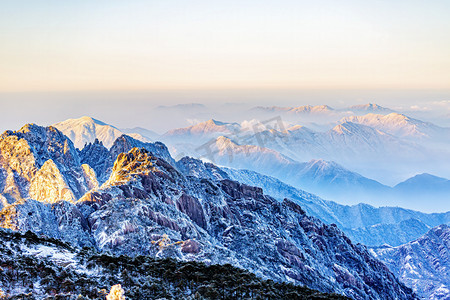 毕业旅行记摄影照片_冬日旅行白天雪山山区飘动摄影图配图