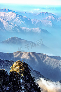 旅游背景摄影照片_冬季游玩黄昏雪山山区飘动摄影图配图