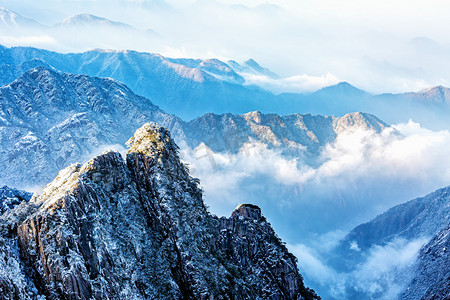 黄山松徽派盆景摄影照片_冬季游玩中午雪山山区飘动摄影图配图