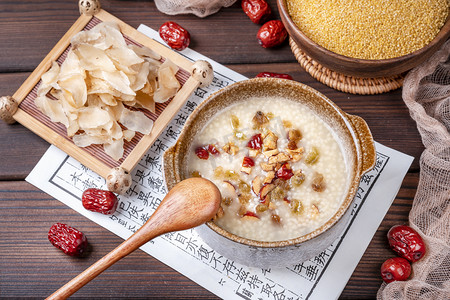 中餐美食葡萄干红枣小米粥与百合干食材摄影图配图