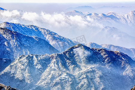 飘动摄影照片_冬日出游清晨雪山山区飘动摄影图配图