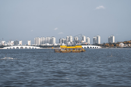 清风摄影照片_清风湖湖面上景点打卡黄色观光船摄影图配图